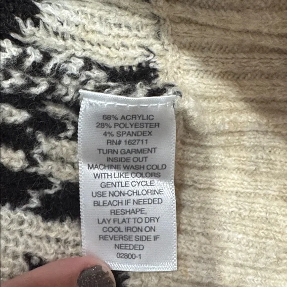 Liz Claiborne Black and Cream Floral Sweater - Picture 8 of 9